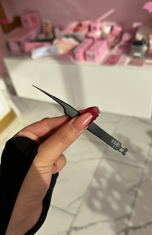 That Girl Straight Isolation Tweezers 🎀