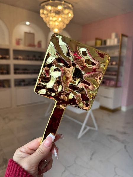 Wavy handheld mirror